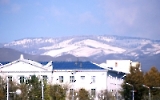 Schnee auf den Bergen bei Ulaanbaatar