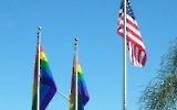 Regenbogenfahnen und die Flagge der USA