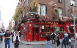 Pubs und Touristen im angesagten Viertel Temple Bar in der irischen Stadt Dublin