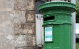 alter grüner Briefkasten in der Republik Irland