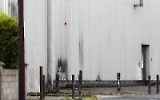 Brandspuren eines Bombenanschlags auf eine Polizeistation in Nordirland, Nordirlandkonflikt 