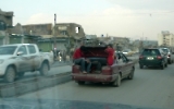 Straßenverkehr in Kabul, Jugendliche sitzen im Kofferraum, Islamische Republik Afghanistan