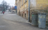 alte Mülltonnen in einem Dorf in Tschechien