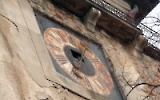 alte stehen gebliebene Uhr an einer historischen Festung in Tschechien