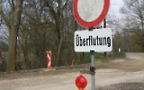 Stop! Überflutung in Österreich! Ein Fluss trat über das Ufer