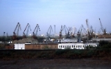 Kräne am Hafen von Omsk in Sibirien