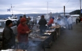 alte Frauen verkaufen frischen Räucherfisch am Ufer des Baikalsees
