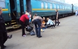 Mit der russischen Eisenbahn von St. Petersburg nach Petrosawodsk, Versorgung auf dem Bahnsteig