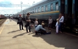Mit der russischen Eisenbahn von St. Petersburg nach Petrosawodsk, Versorgung auf dem Bahnsteig