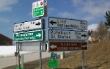 Wegweiser zum Mahnmal Eiserner Vorhang an der Grenze zwischen Österreich und Tschechien