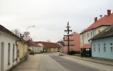 Menschenleere Straße in einer Ortschaft in Niederösterreich