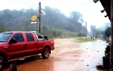 tropischer Mittagsregen an einer Raststätte an der Straße nach Macapa, Bundesstaat Amapa, Brasilien