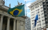 Brasiliens Flagge vor einem Verwaltungsgebäude in Rio de Janeiro