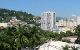 Viel Grün zwischen Hochhäusern und Wohnhäusern in Rio de Janeiro