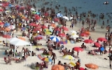 Dichtes Gedränge unter den Sonnenschirmen am Strand von Guaratiba in Brasilien
