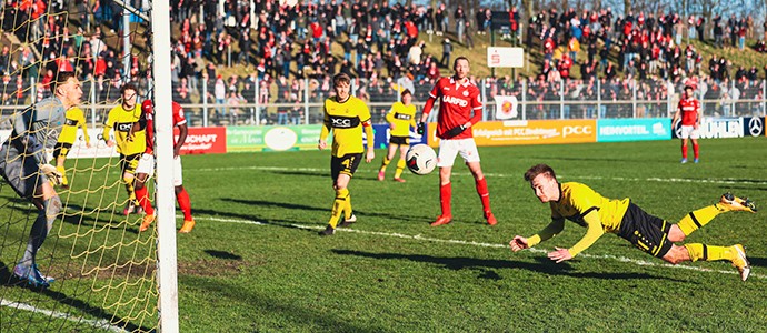 Rot-Weiss Essen: RWE gewinnt knapp durch ein Eigentor vom VfB Homberg