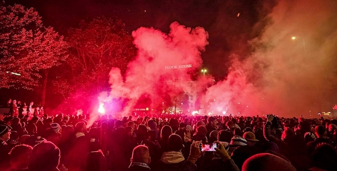 Hertha vs. KSC: Fanfreundschaft, Stadionmarsch, Pyro und ein Remis