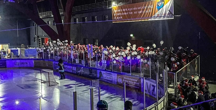 Leipzig ist mehr als Fußball! 1.800 Eishockey-Fans im Kohlrabizirkus!