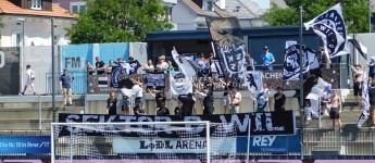 FC Wil vs. Xamax Neuchâtel: Sonne, Partyblock und fliegende Wasserbecher
