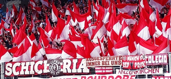 Chemnitzer FC vs. FC Bayern München: Hübsche Fahnenmeere und ein runtergespielter Stiefel