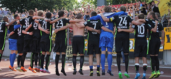 Schwarz-gelbe Party in der Kanalkurve: Aachen gewinnt locker in Oberhausen