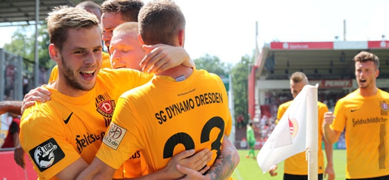 Schwarz-gelbe Party: SG Dynamo Dresden siegt in Cottbus mit Köpfchen