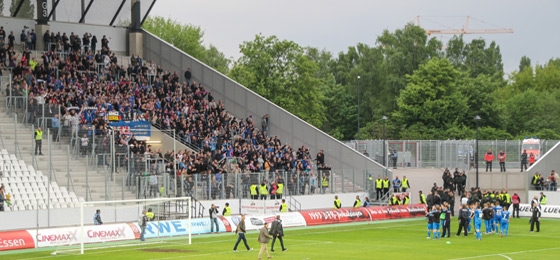 Wuppertaler Fans und Spieler feiern Sieg in Essen