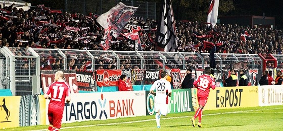 Viktoria Köln vs. Bayer 04 Leverkusen: Pyro, Banner und sechs Tore im Höhenberg
