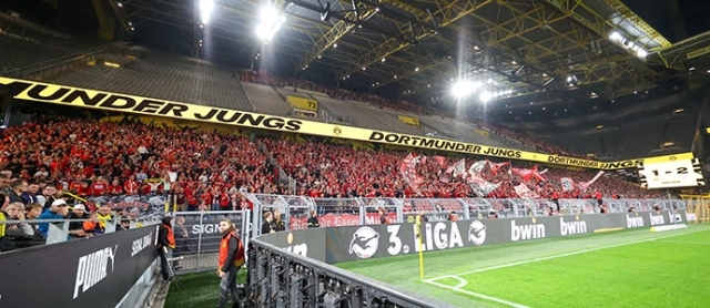 Rot-Weiss Essen: Weit über 10.000 RWE-Fans feiern Sieg in Dortmund