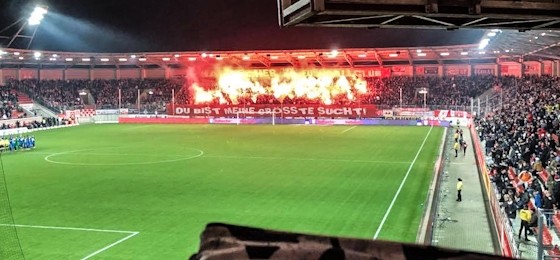 Hallescher FC vs. F.C. Hansa Rostock: Feuer und Flamme auf den Rängen und am Live-Ticker