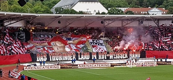 FC Rot-Weiß Erfurt vs. FC Carl Zeiss Jena: Feuriger Heimsieg und eine Dark Blue Gang hinter Stacheldraht