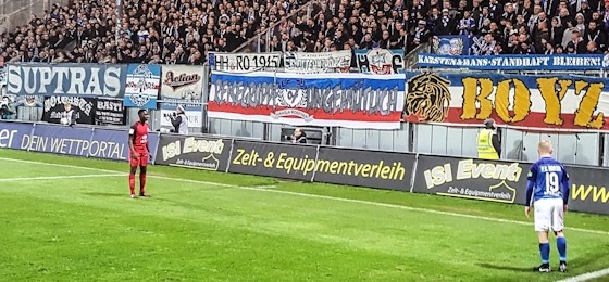 F.C. Hansa Rostock: Auswärtssieg in Wiesbaden und Jubiläumsbanner der „Reisegruppe Ungemütlich“
