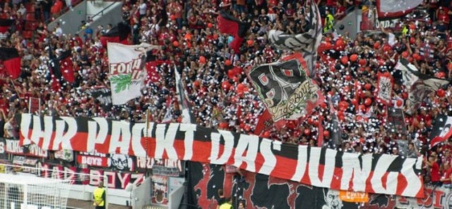 Finally red: Leverkusen gegen Köln, alle in Rot zum 60. Derby