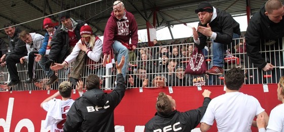 Union Berlin II vs. BFC Dynamo: Weinroter Derbysieg und wilde Szenen auf den Rängen