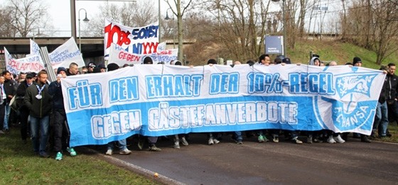 1. FC Magdeburg vs. Hansa Rostock: Protestmarsch und genialer Support auf beiden Seiten