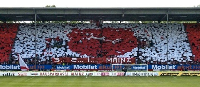 Rot-Weiß-Goldene Fußballfibel: Mainz wie es singt und lacht - und auch weint