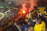 Hannover 96 vs. Dynamo Dresden: Fanmarsch, Bengalos und ein friedlicher Platzsturm